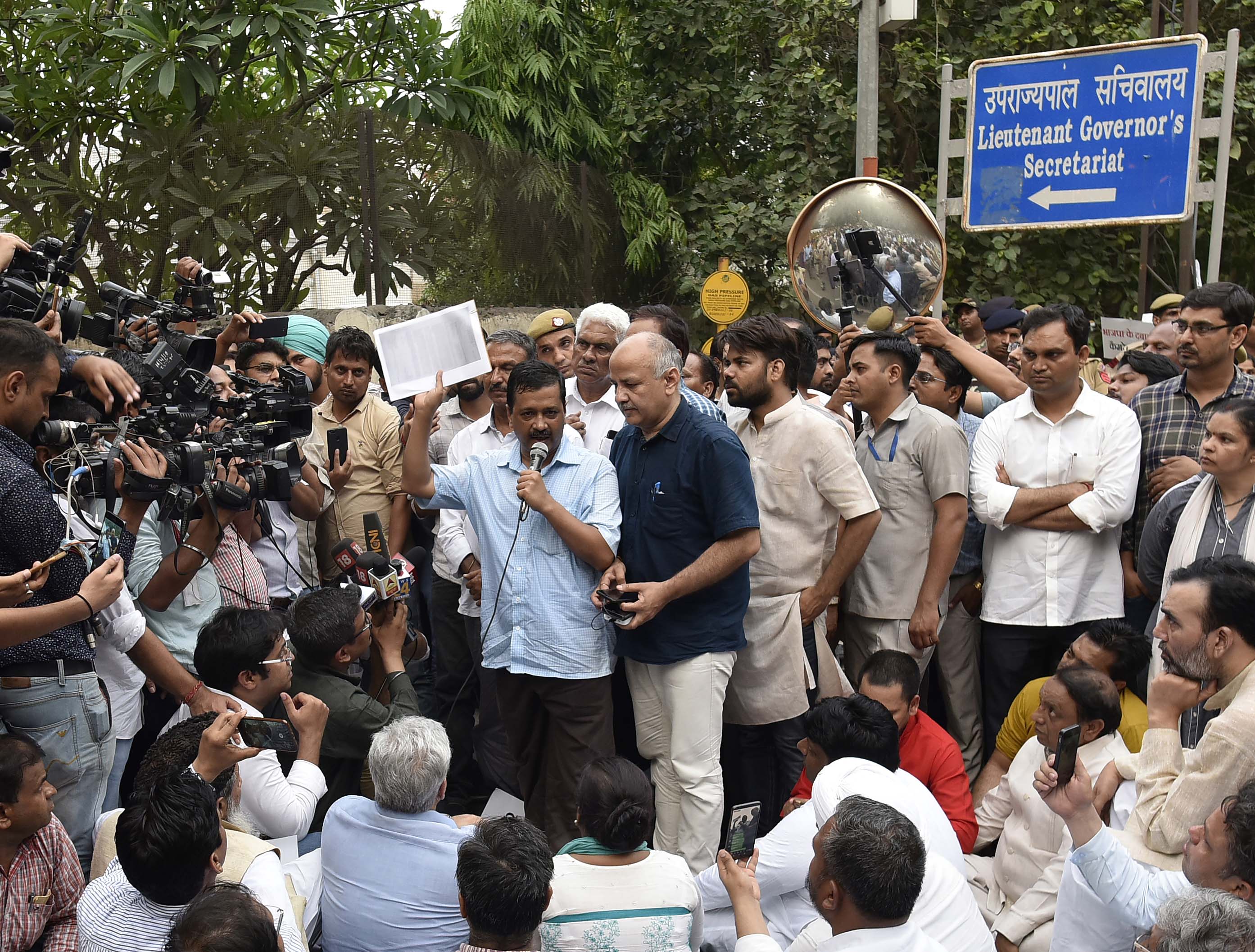 Maken calls AAP's dharna drama