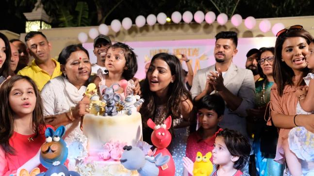 Dhoni sings Happy Birthday Raina's