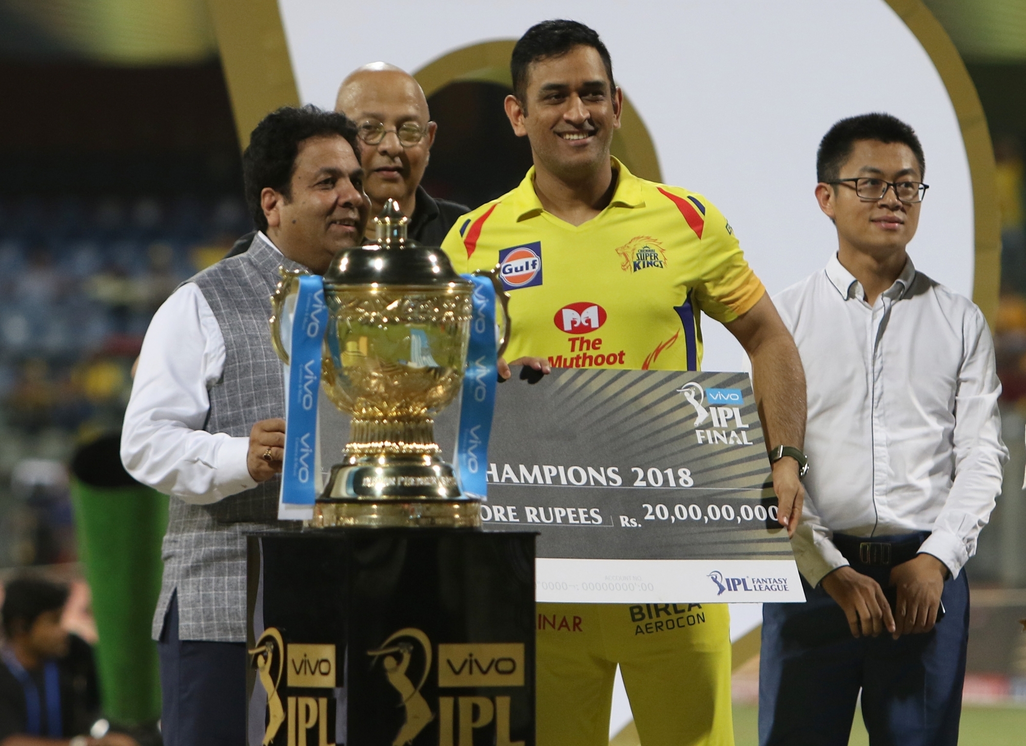 Dhoni better captain than Kohli