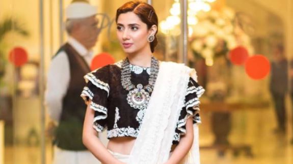 Mahira Khan looks stunning