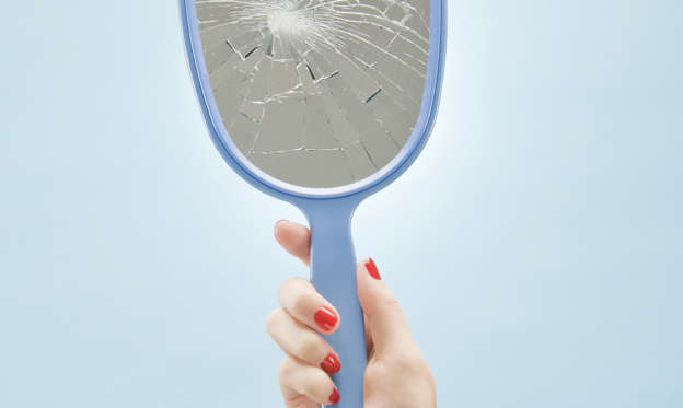 幻灯片 11 - 3: Woman holding broken mirror