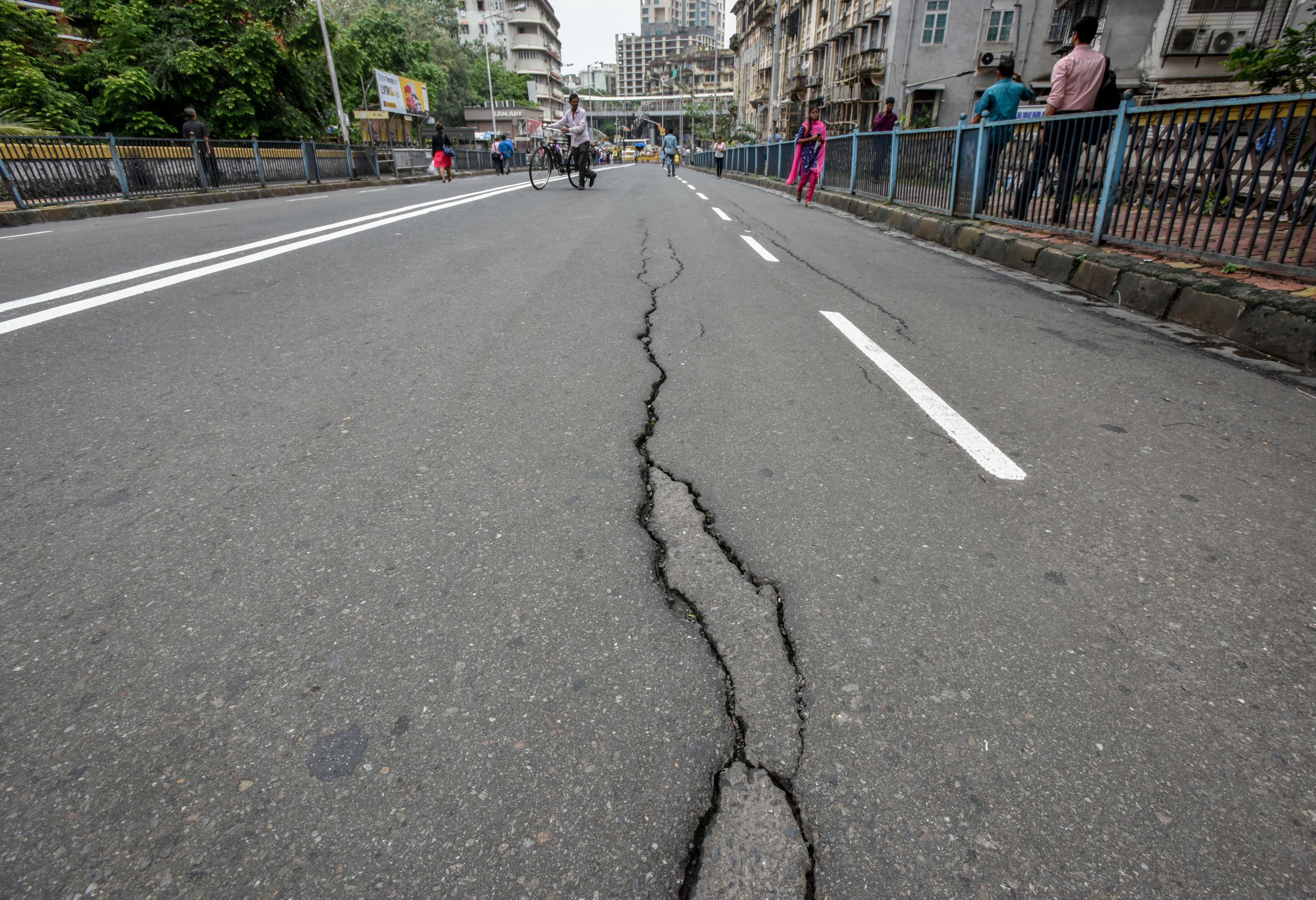 Mumbai: Cracks spotted Grant Road