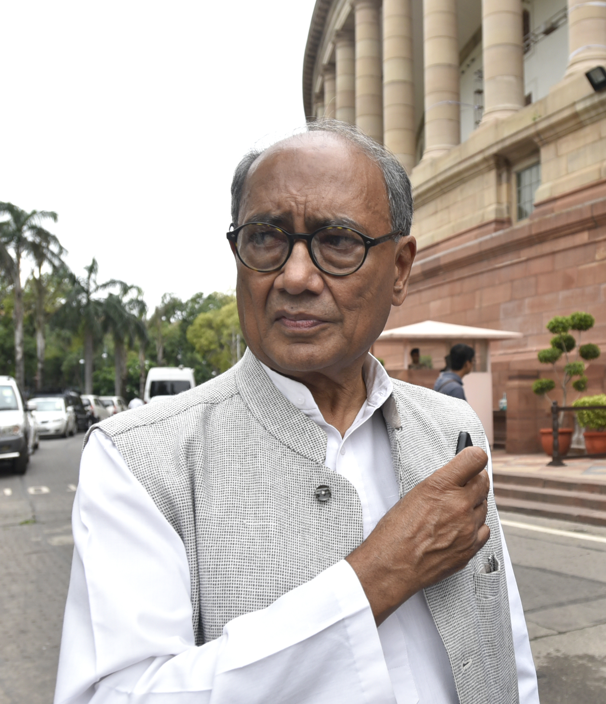Congressmen misbehave with Digvijaya Singh