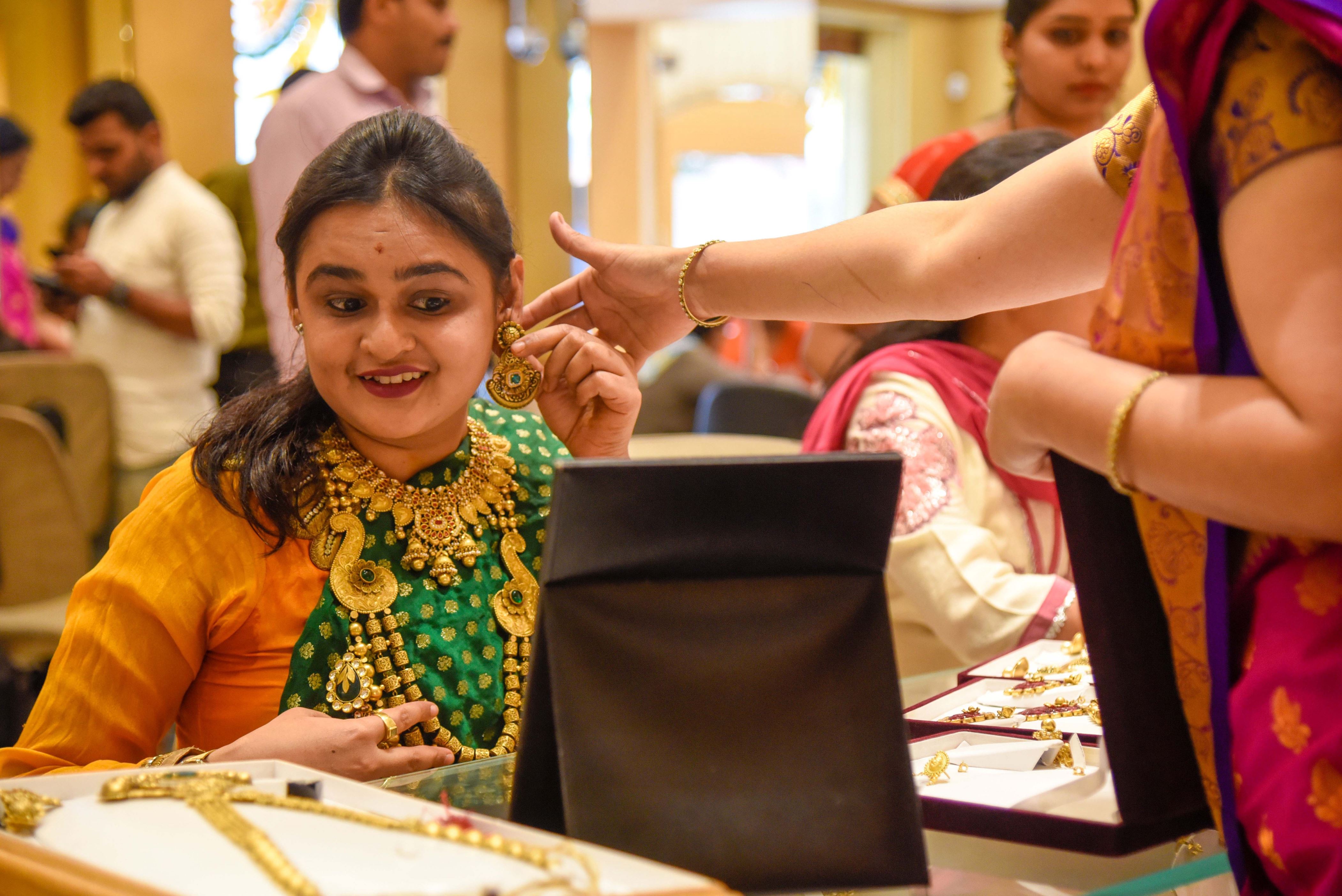 Gold prices continue fall