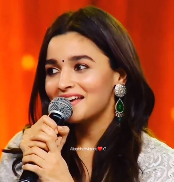 This video Alia singing Ranbirâ€™s