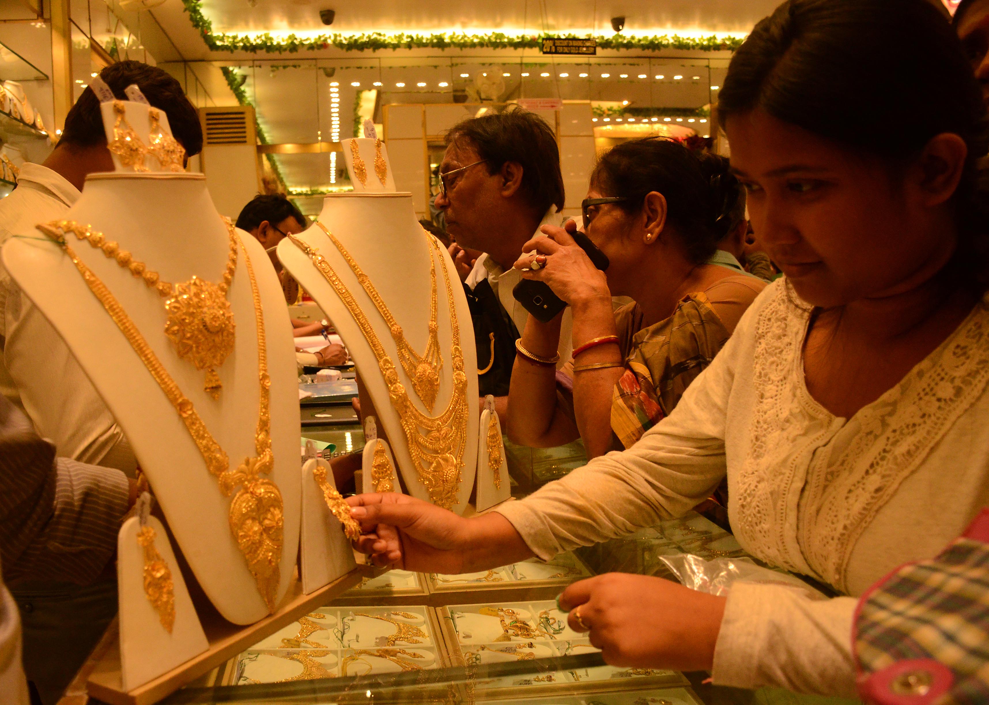 gold prices falling