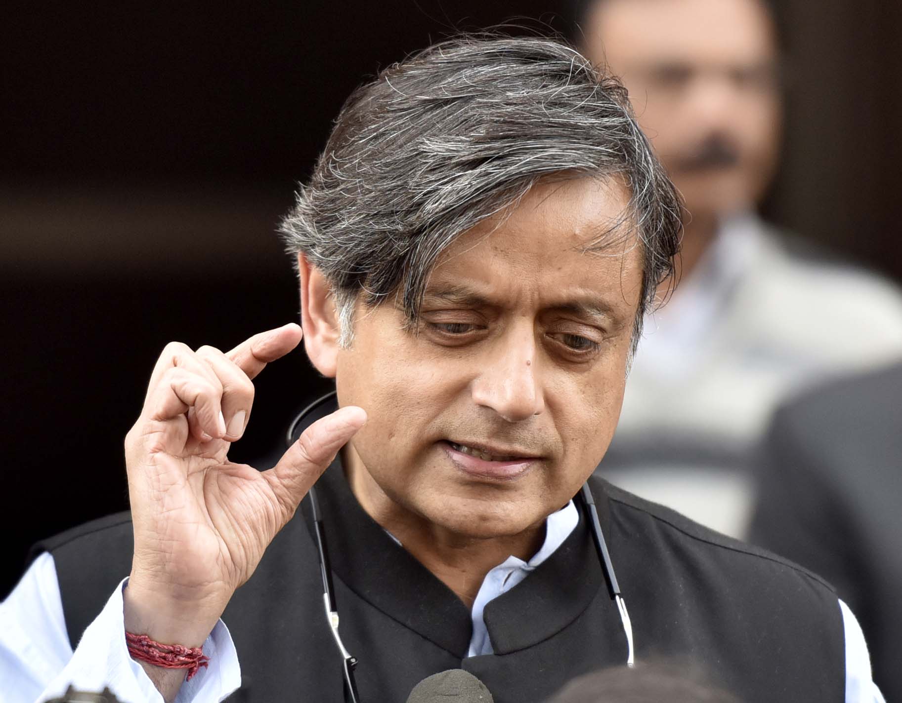 Congress warns Shashi Tharoor