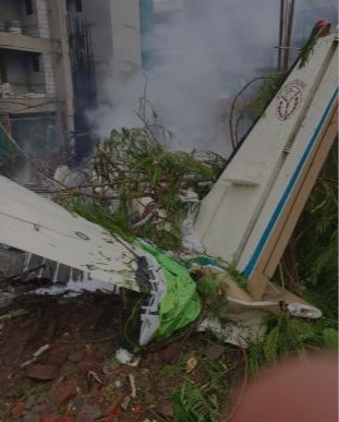Plane crashes Mumbai, dead