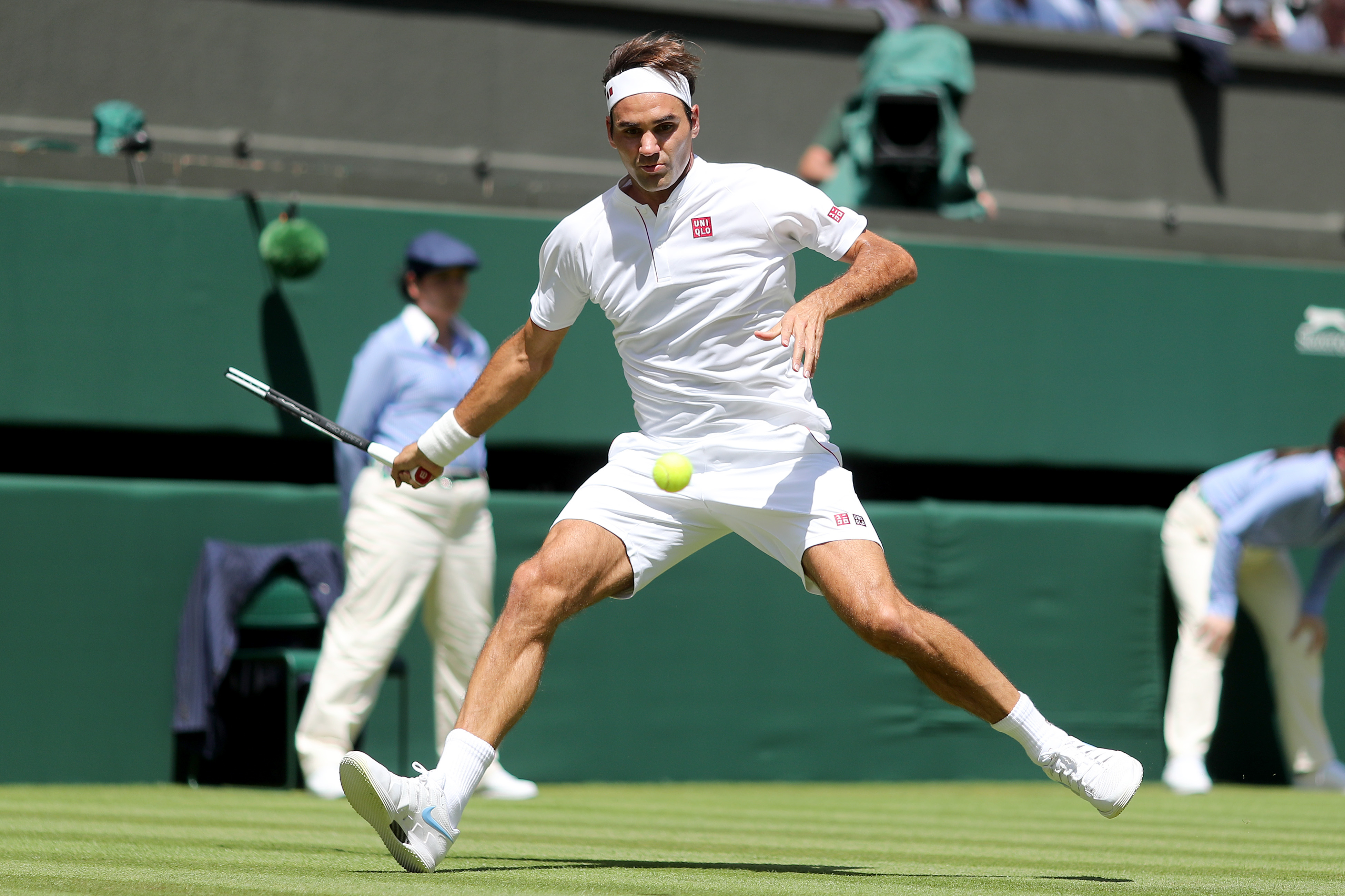 Wimbledon: Roger cruises into