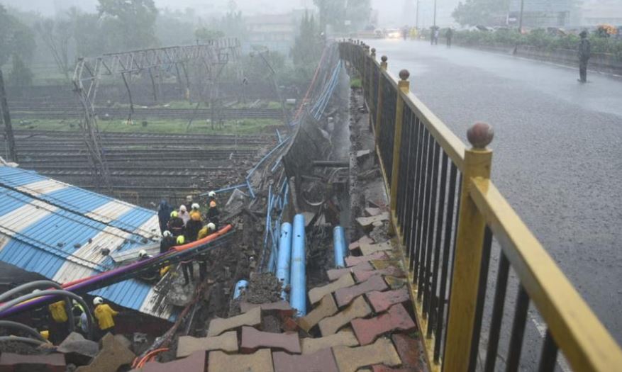 Bridge collapses Mumbai, injured