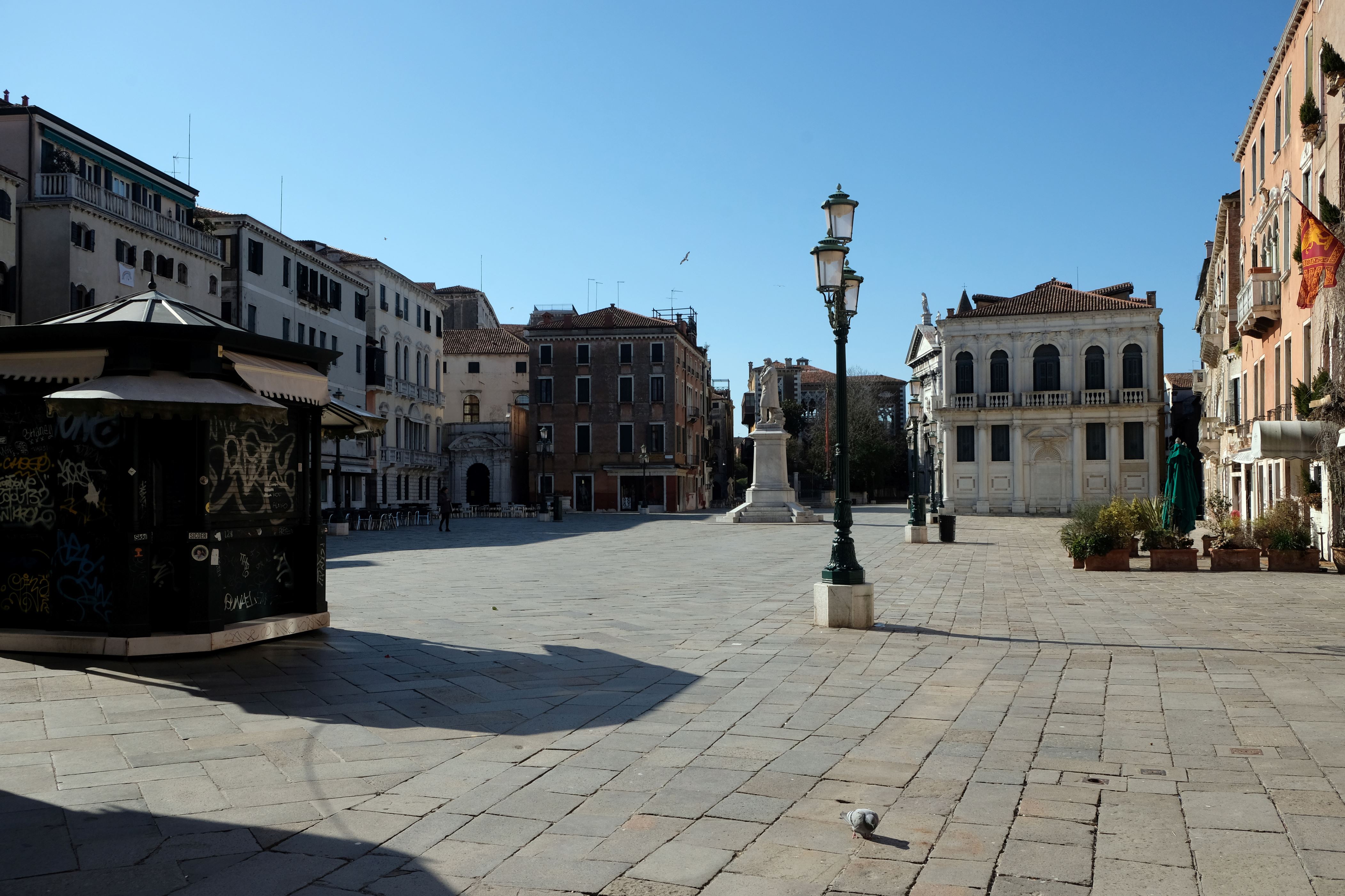 الشريحة 8 من 33: An empty square is seen in Venice on Sunday with an unprecedented lockdown across of all Italy imposed to slow the outbreak of coronavirus, in Venice, Italy, March 15, 2020. REUTERS/Manuel Silvestri