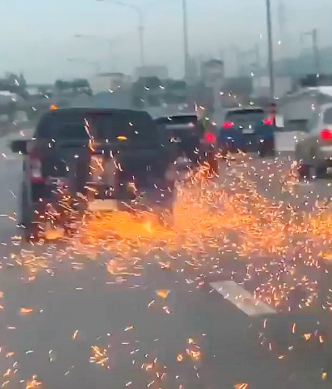 Ett fyrverkeri av gnistor under biljakt i 130 km/h