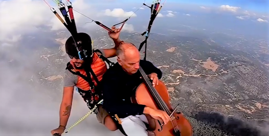 聽大師在萬呎高空拉大提琴 享受片刻寧靜