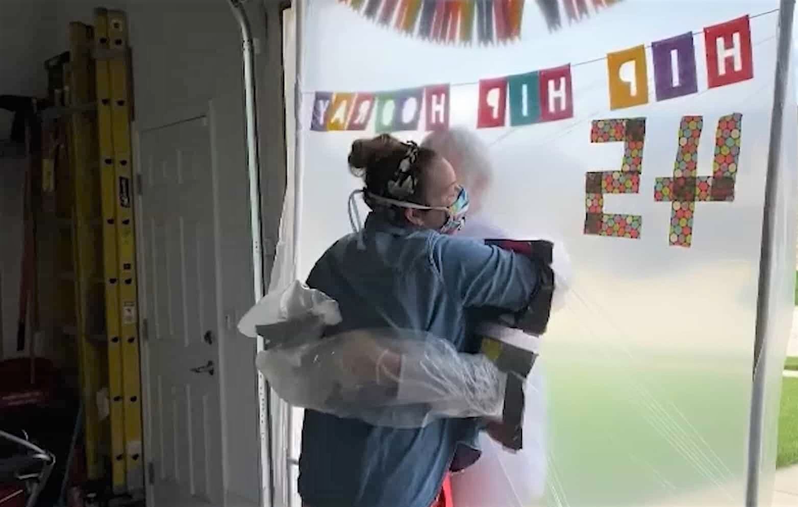 無法阻擋的親情 父女這樣找到隔離下擁抱的方法