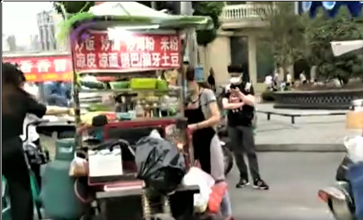 深圳最強臭豆腐攤，至少3000人等待，開豪車的食客與城管都在追它……