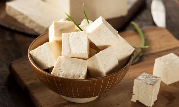 幻灯片 13 - 1: Organic Raw Soy Tofu on a Background