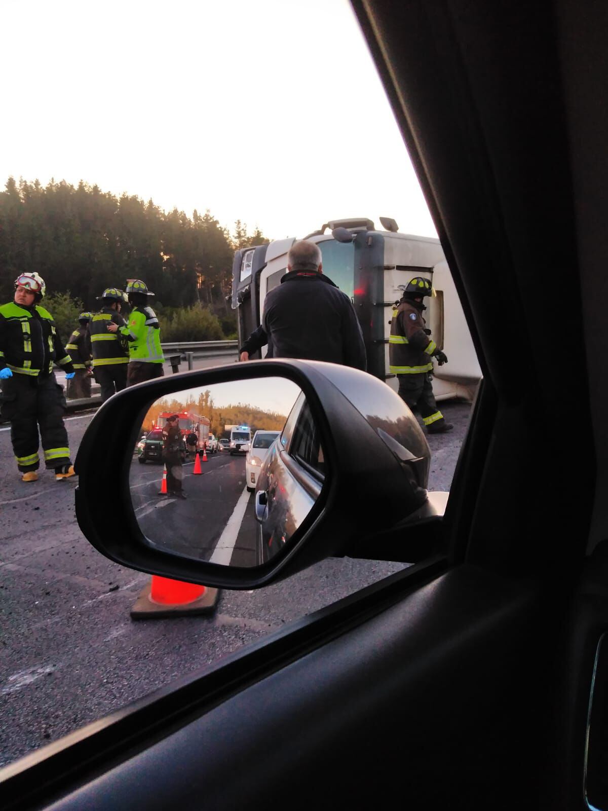 Accidente de tránsito en Ruta 68 camión de alto tonelaje vuelca y