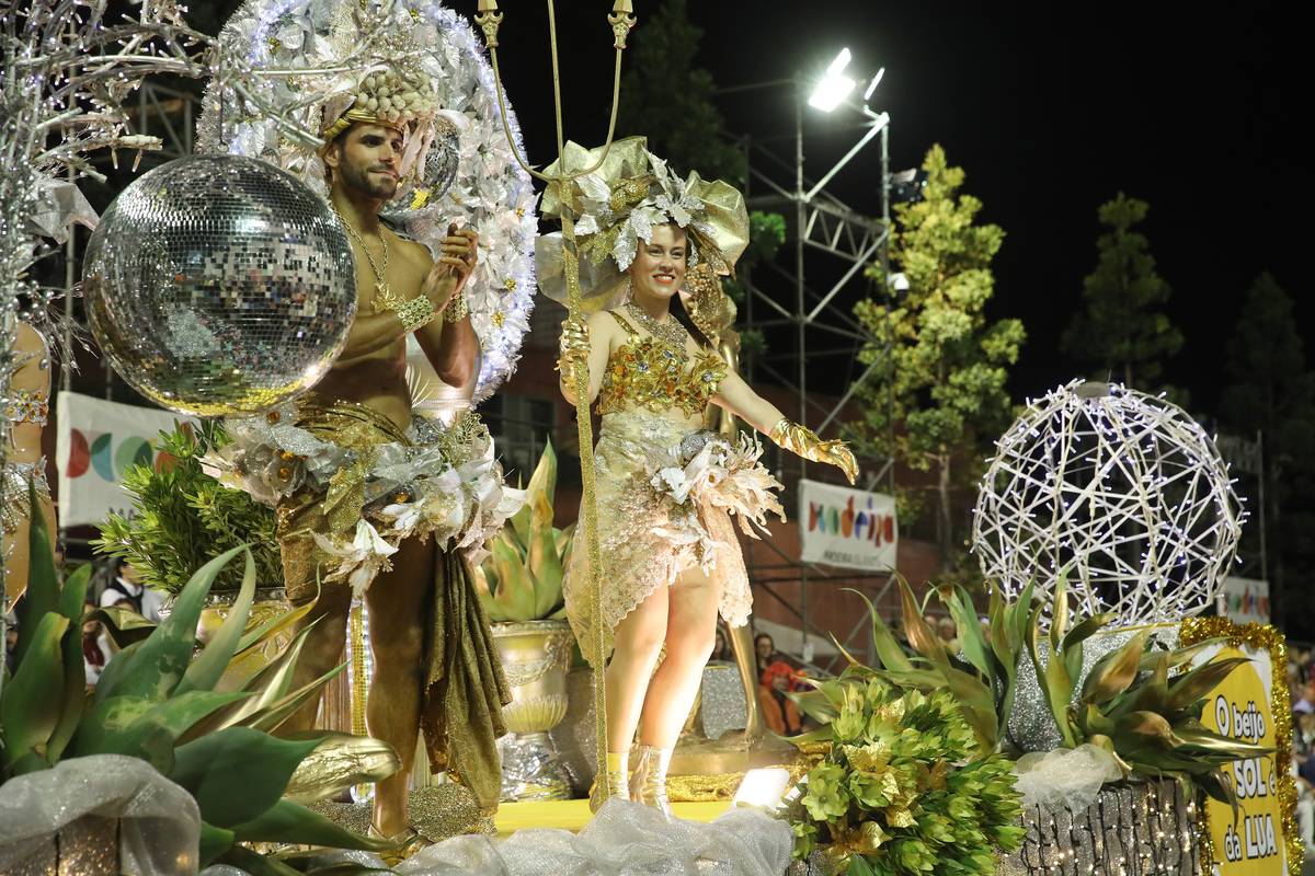 Cor luz e música cortejo de Carnaval leva milhares às ruas do Funchal