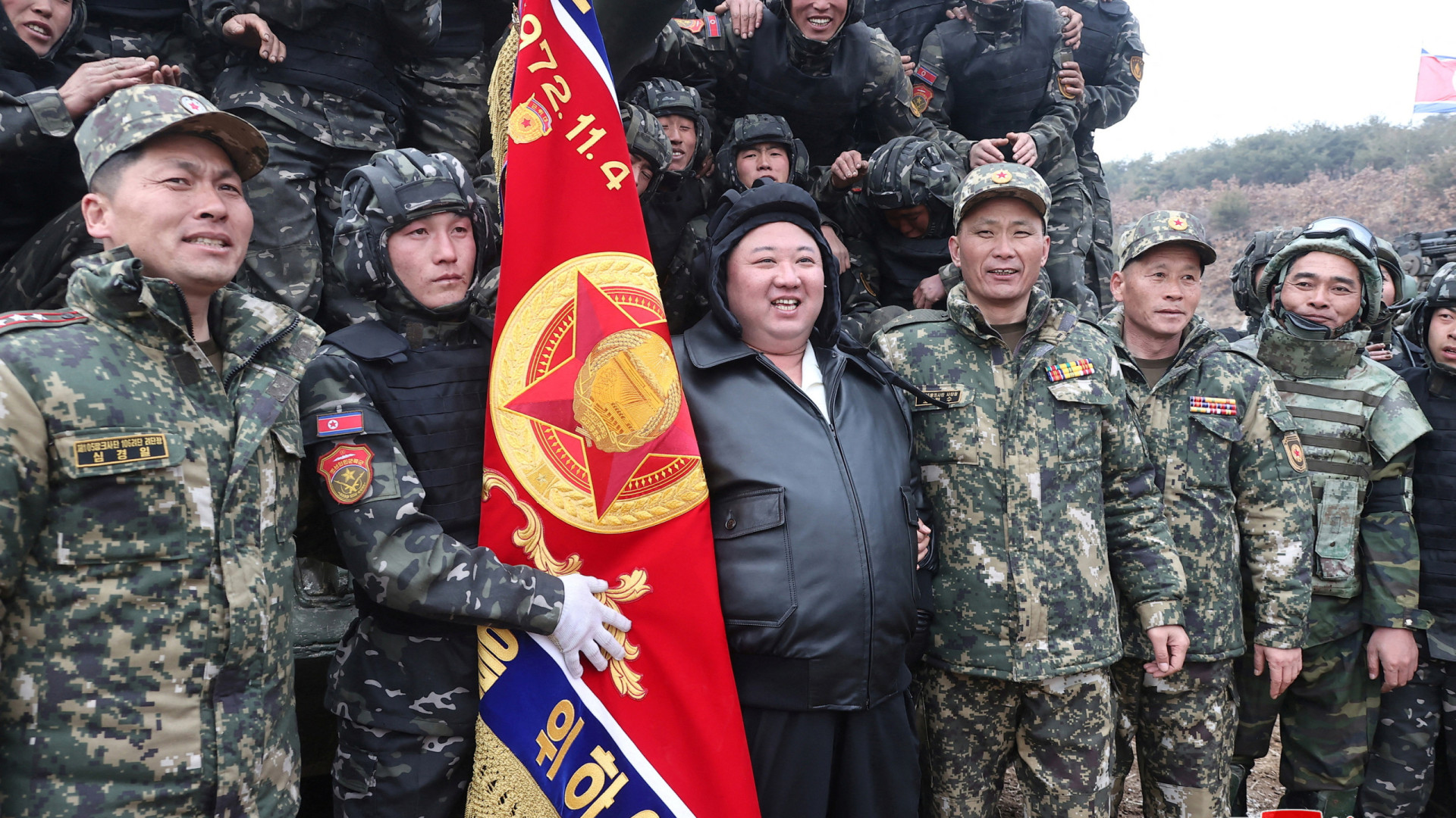 Kim Jong un é flagrado dirigindo tanque de guerra da Coreia do Norte