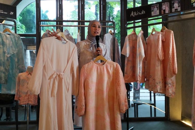 Tips Mix And Match Baju Lebaran Bermotif Ala Zaskia Adya Mecca Simpel