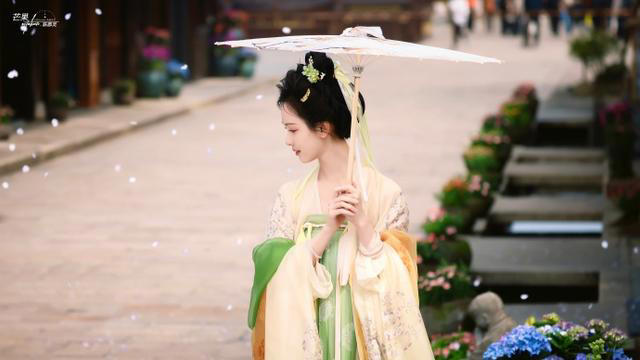 陈都灵唐装撑伞惊艳，盘发淡黄衣裙，生图绝美，不愧是天选古人！