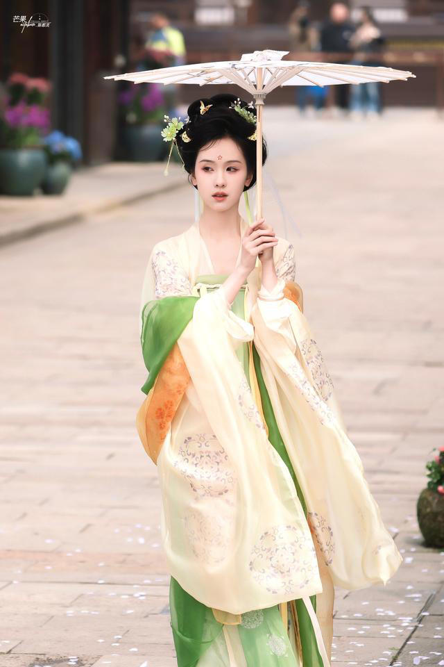 陈都灵唐装撑伞惊艳，盘发淡黄衣裙，生图绝美，不愧是天选古人！
