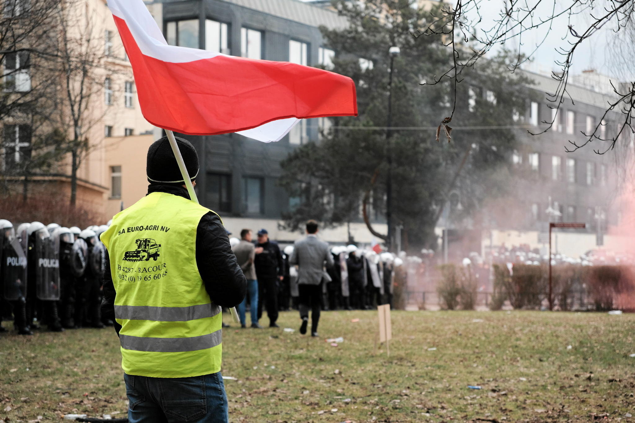 Warszawa Policjant w poważnym stanie po ataku na proteście rolników