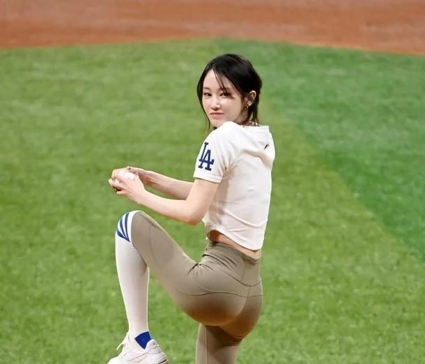 韩国知名女星，她被称赞为，拥有“被演技盖过风头的国宝级身材”