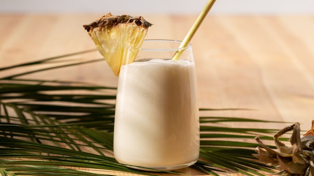 Cómo hacer piña colada con vodka lleva crema de coco y jugo de piña y