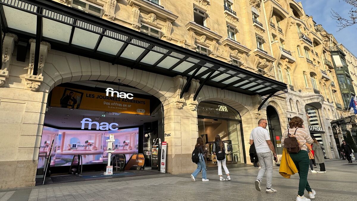 A Paris La Fnac Des Champs Lys Es Lourdement D Ficitaire Va