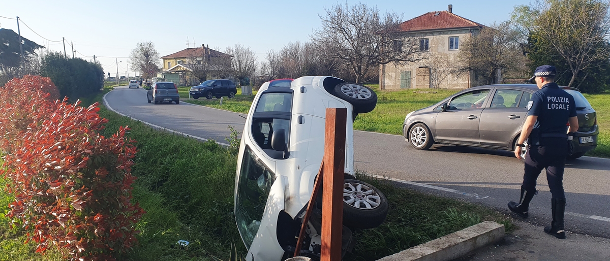 Si Cappotta Con La Propria Auto E Finisce Nel Fosso Grave Una Donna Di