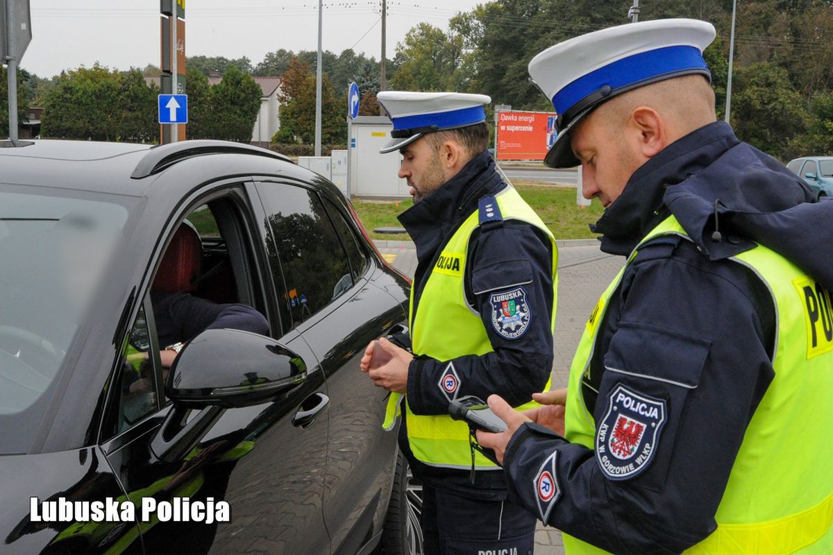 Mandat za jazdę w okularach Przepisy są jasne