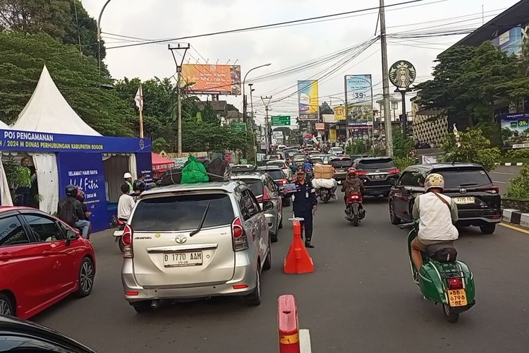 Puncak Bogor Mulai Dipadati Pemudik Motor Ada Yang Menuliskan