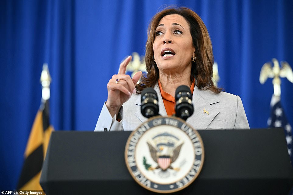 Kamala Harris Lashes Out At Heckler At Detroit Dinner With Octavia