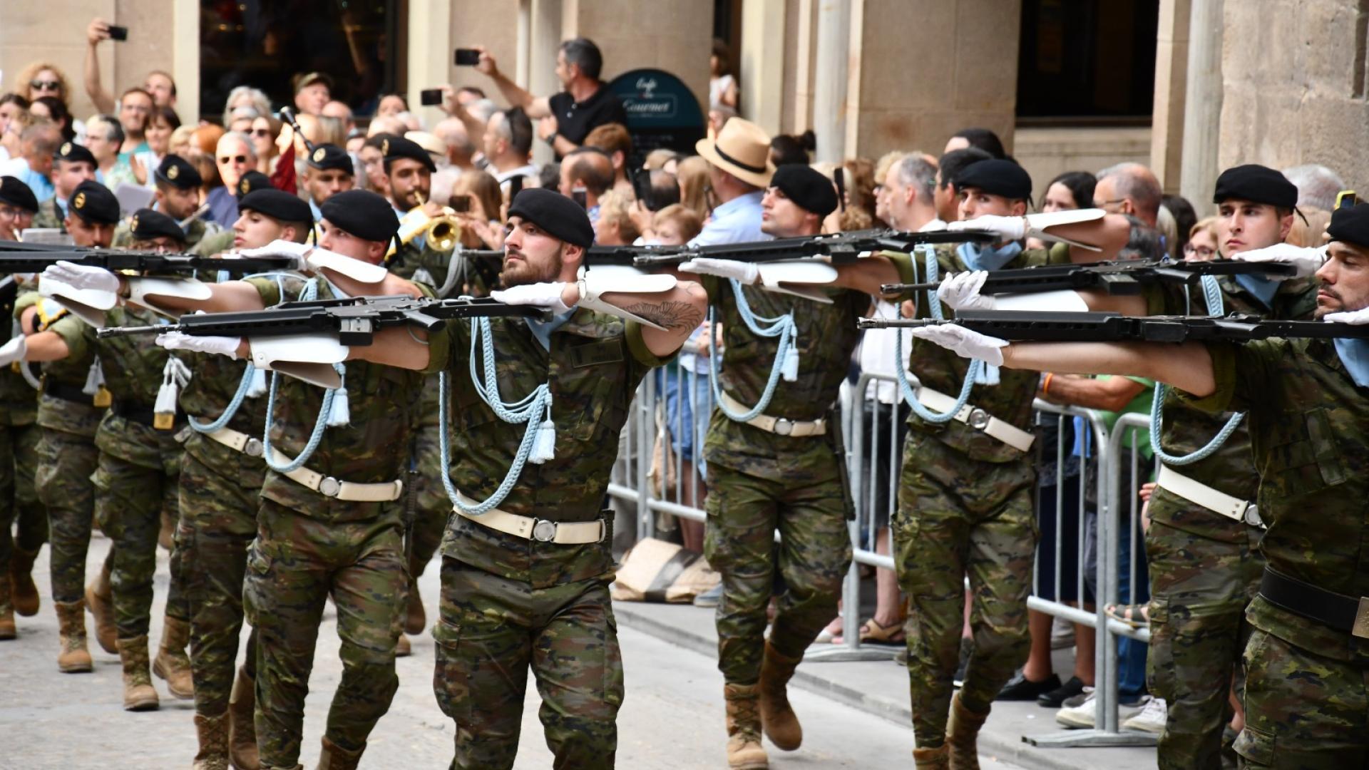 Fotos del acto militar en Alcañiz arriado de bandera con motivo del