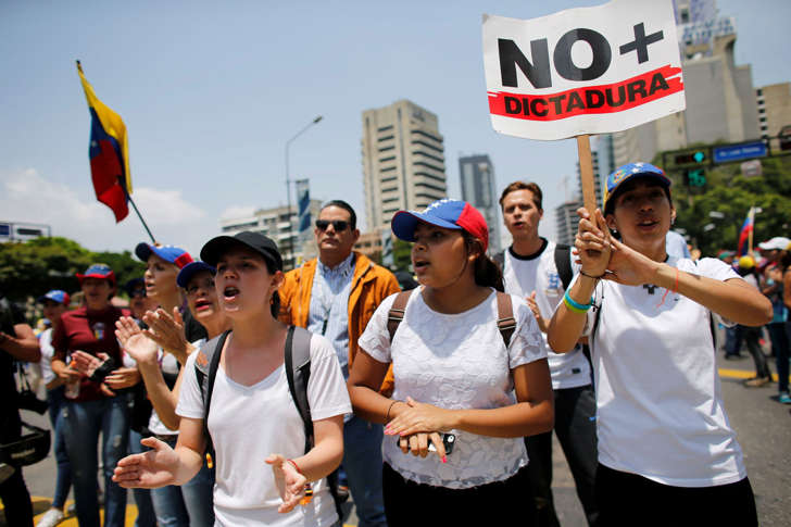 AP Photo: Manifestantes gritan consignas contra el gobierno durante una protesta en Caracas, Venezuela, el jueves 20 de abril de 2017. (AP Foto/Ariana Cubillos)