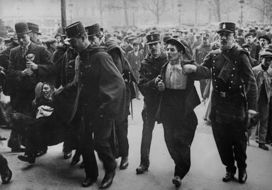 Διαφάνεια 2 από 26: 1910:  The police make arrests during the May Day demonstration in Paris.  (Photo by Henry Guttmann/Getty Images)
