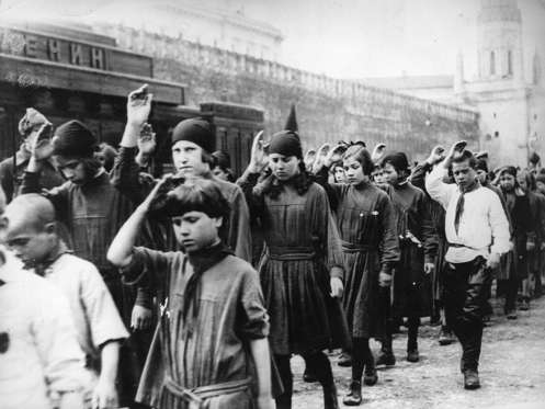 Διαφάνεια 9 από 26: 1st May 1924:  Young Communists saluting as they pass Lenins Tomb on May Day.  (Photo by Hulton Archive/Getty Images)