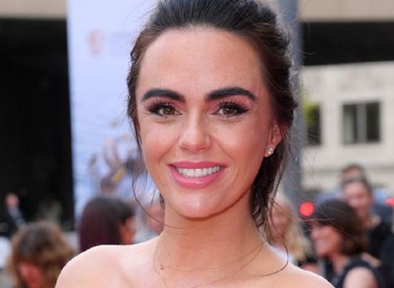 Jennifer Metcalfe opts white lace