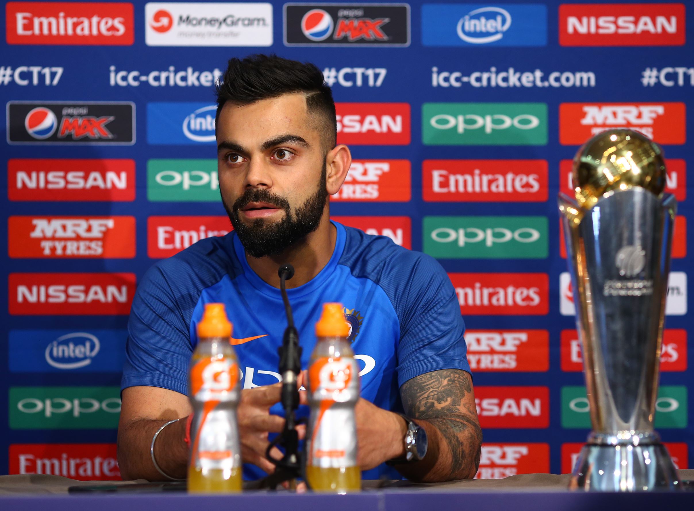 Waqar Younis takes Virat Kohli