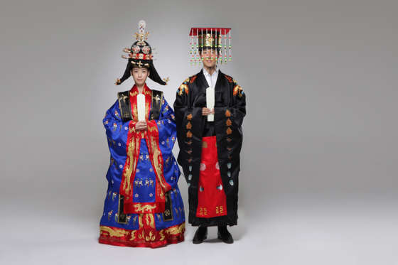 Slide 4 de 17: Korean traditional royal wedding