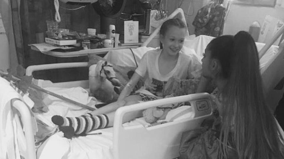 Ariana Grande visits fans hospital