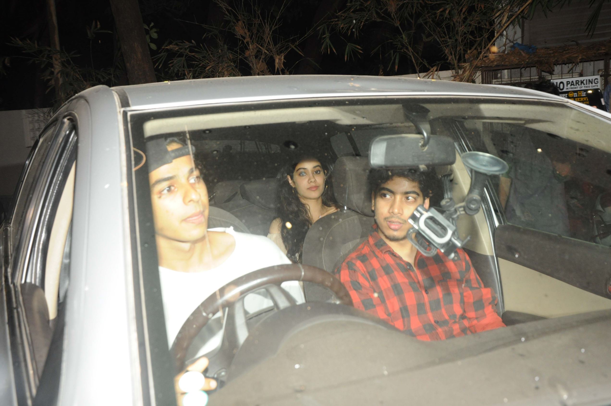 Jhanvi, Ishaan watch 'Baywatch' &