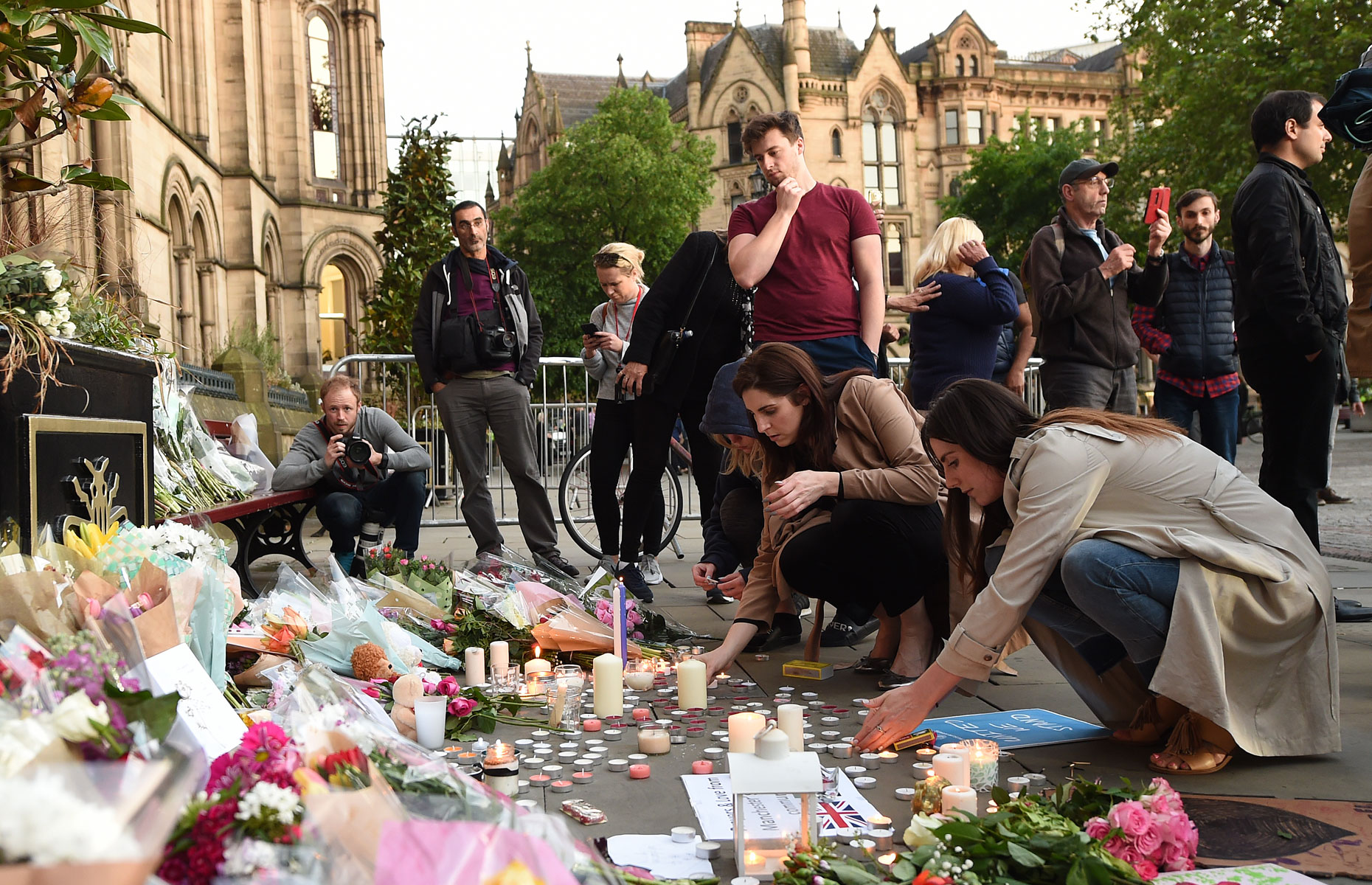 Grupo terrorista Estado Islâmico assumiu a autoria do ataque do lado de fora da Manchester Arena, perto da entrada de uma estação de trem. A bomba utilizada, repleta de pregos, pilhas e material explosivo, tinha o objetivo de provocar uma carnificina