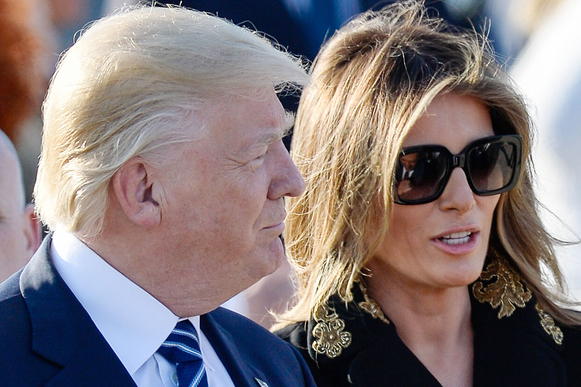 This embarrassing! Melania again refuses