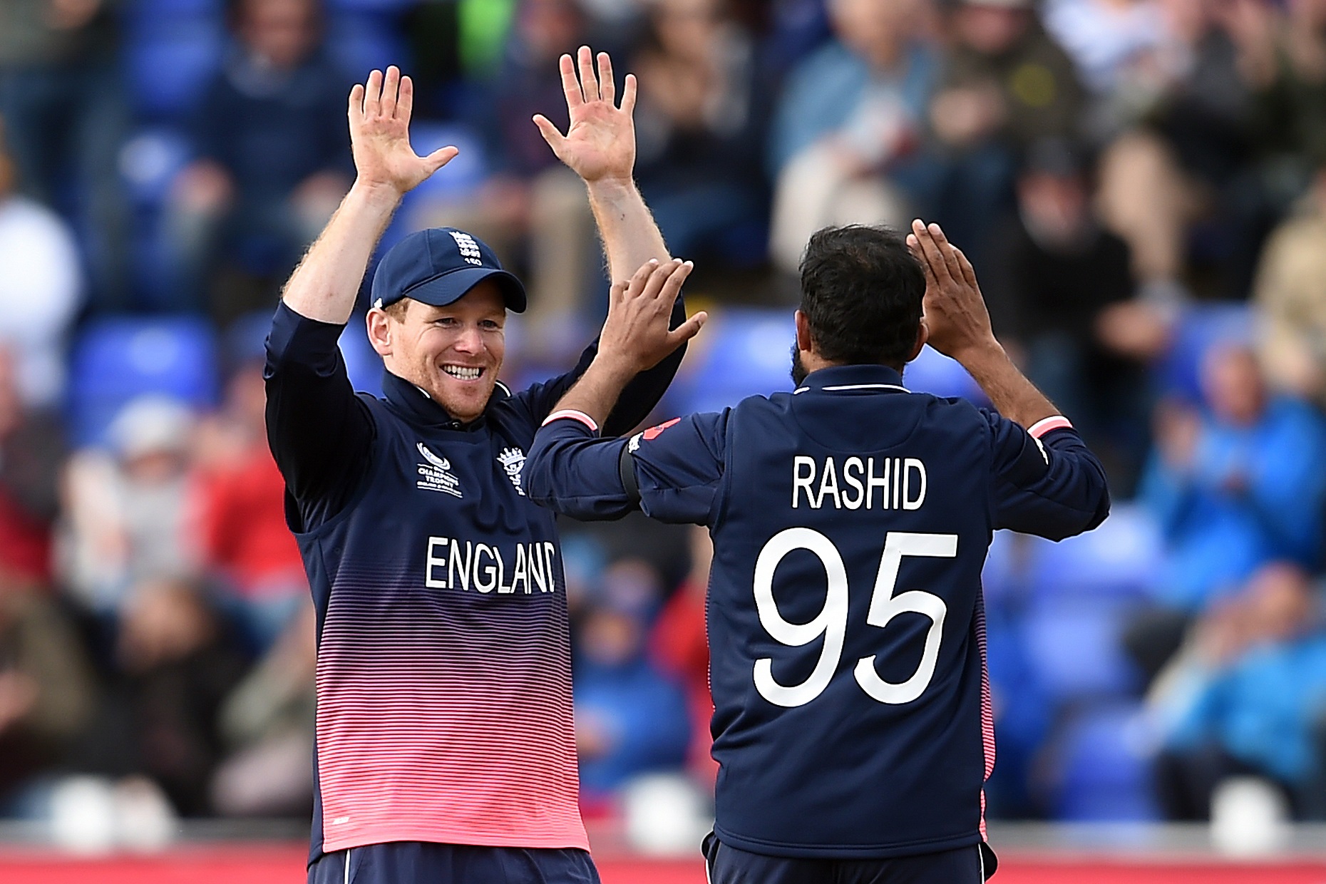Formidable England storm into semifinal