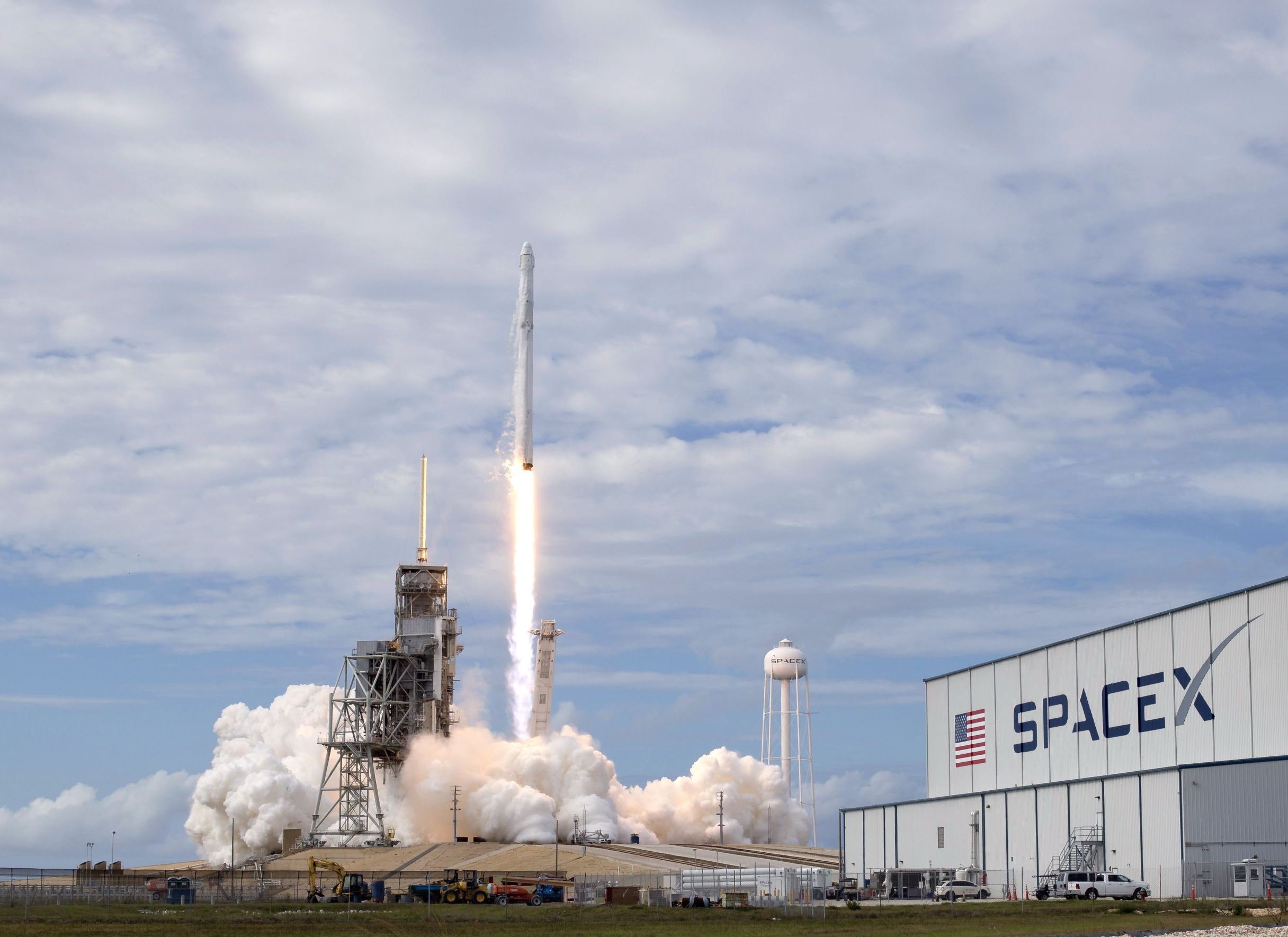 Slide 13 de 36: SpaceX CRS-11 Cargo Mission launch, Cape Canaveral, Florida, USA - 03 Jun 2017 The SpaceX Falcon 9 rocket, with the Dragon spacecraft onboard, is seen at Launch Complex 39A at NASA?s Kennedy Space Center in Cape Canaveral, Florida,. Dragon is carrying al