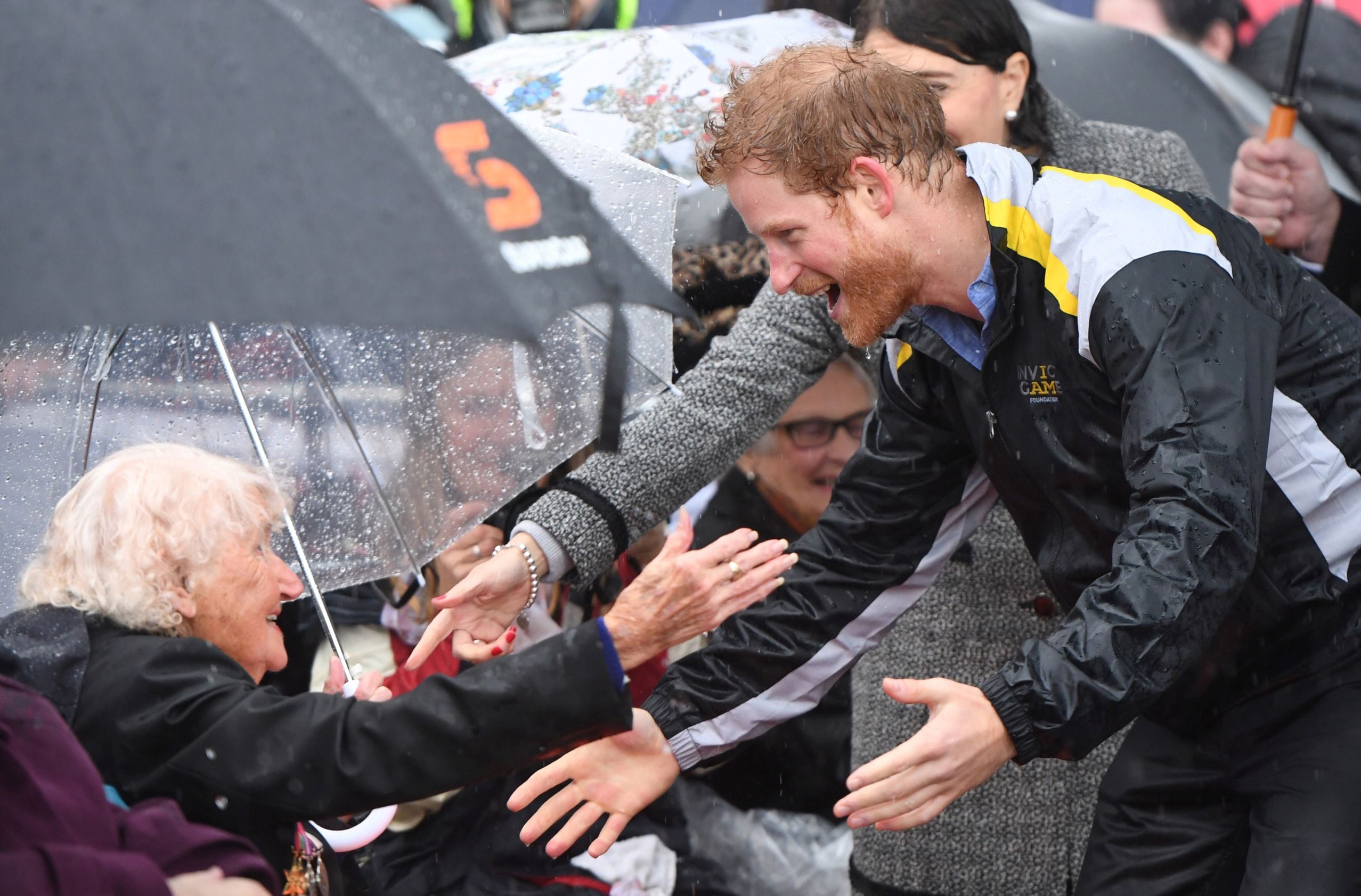 Slide 3 de 36: Britain's Prince Harry meets Daphne Dunne (L), 97, during a walk around The Rocks district of Sydney with New South Wales Premier Gladys Berejiklian during Prince Harry's visit to promote the 2018 Invictis games in Australia, June 7, 2017. REUTERS/Dean L