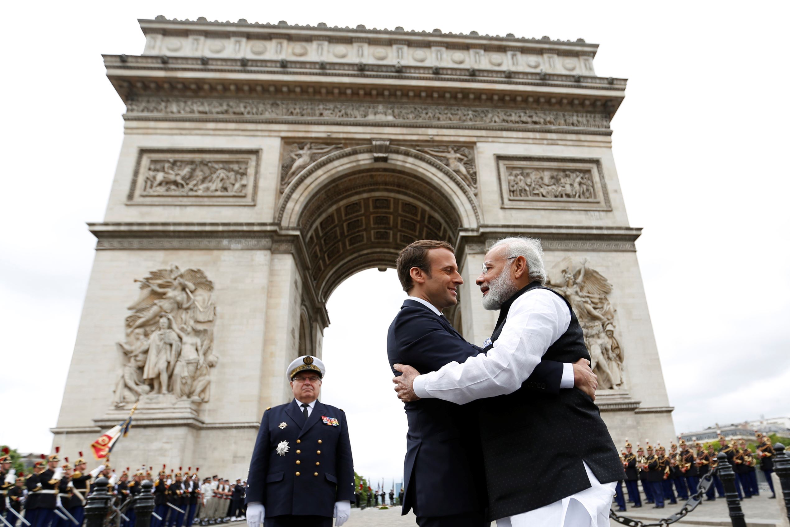 Slide 11 de 36: Prime Minister Narendra Modi (R) says goodbye to French President Emmanuel Macron after a ceremeny at the Arc de Triomphe on the last leg of his four-nation visit in Paris, France, June 3, 2017. REUTERS/Charles Platiau TPX IMAGES OF THE