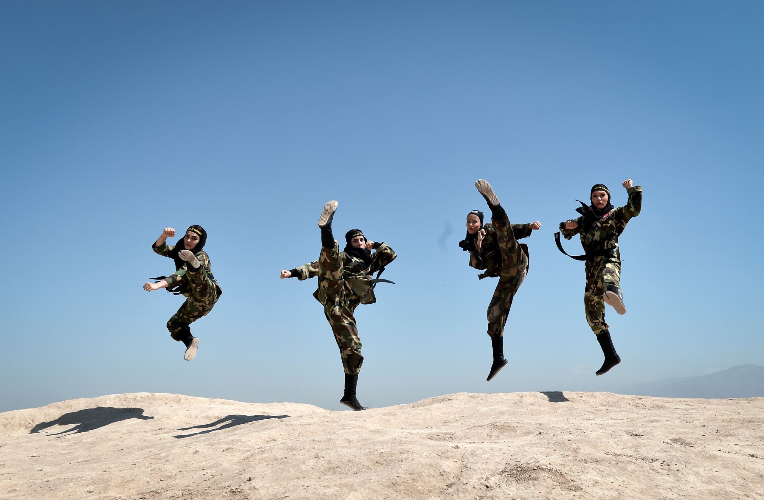 Slide 20 de 36: TEHRAN, IRAN - JUNE 5: Iranian women perform as they train Far East Fighting Arts to be able to defend themselves, at the Jughin castle which is located 40 km's far from Tehran, Iran on June 5, 2017. (Photo by Fatemeh Bahrami/Anadolu Agency/Getty Images)